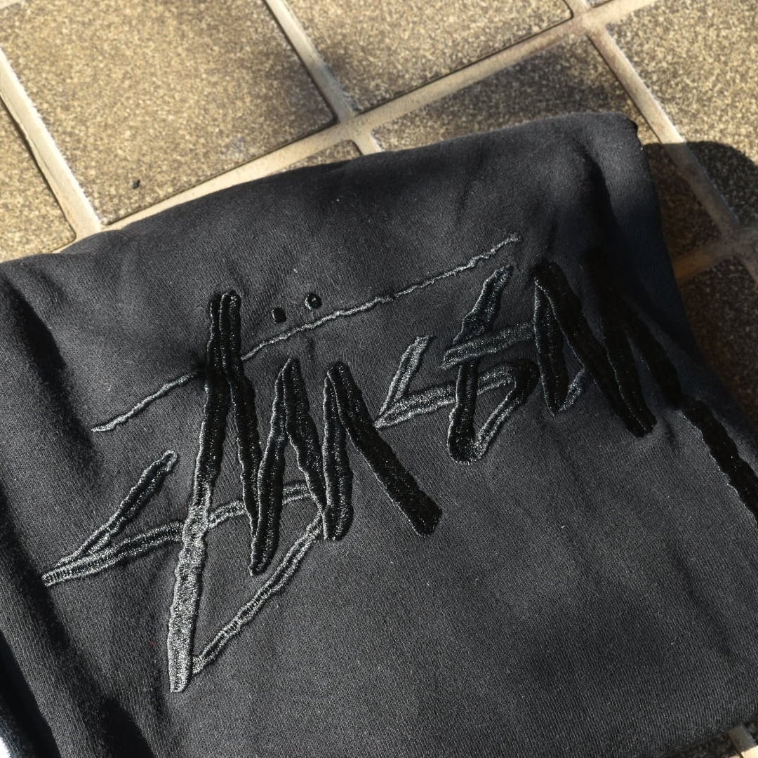 STUSSY 黒タグ 刺繍ロゴ バック刺繍 ワンポイント ブラック スウェット ...