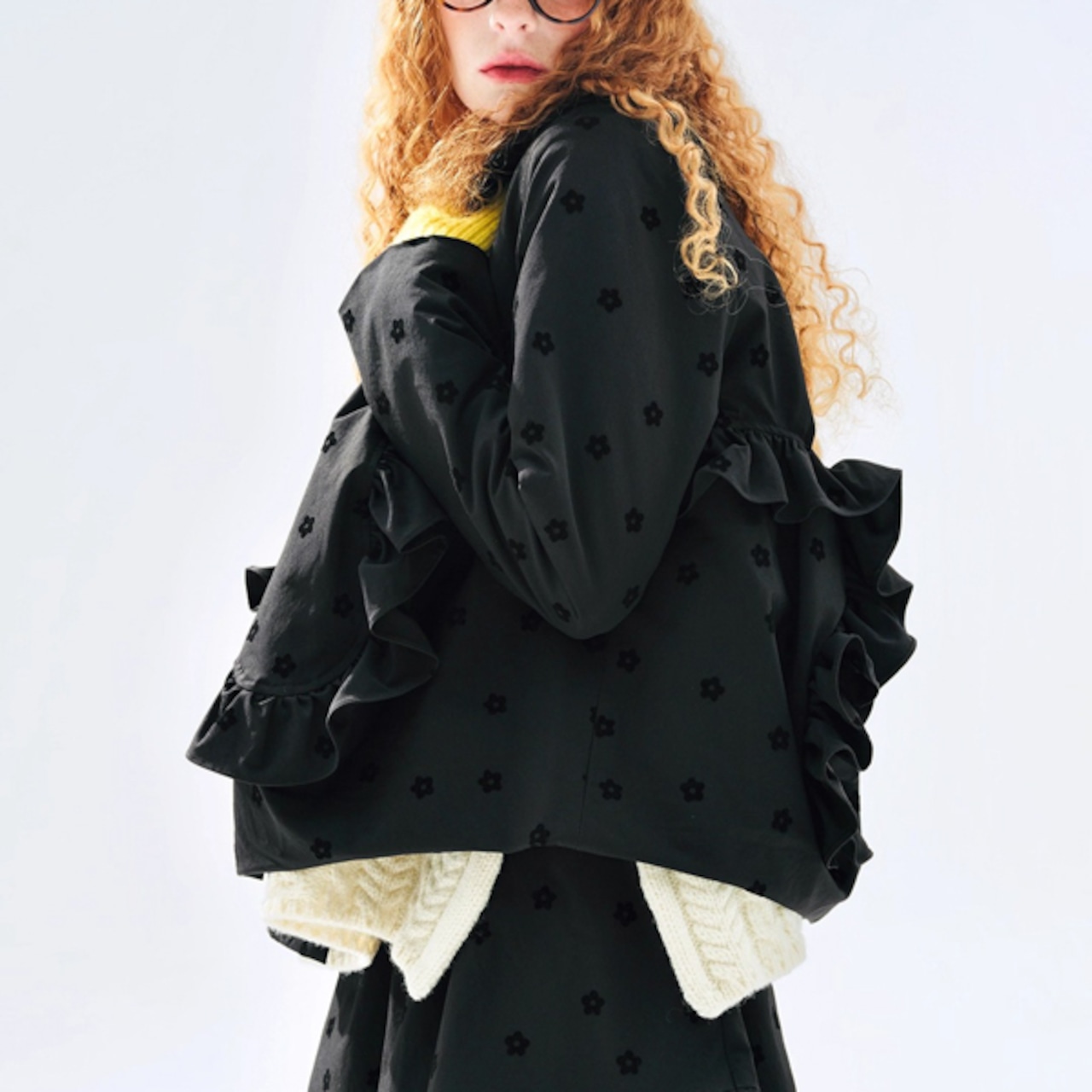 小花と流れるフリルのアート系クロップドジャケット 《i0814》