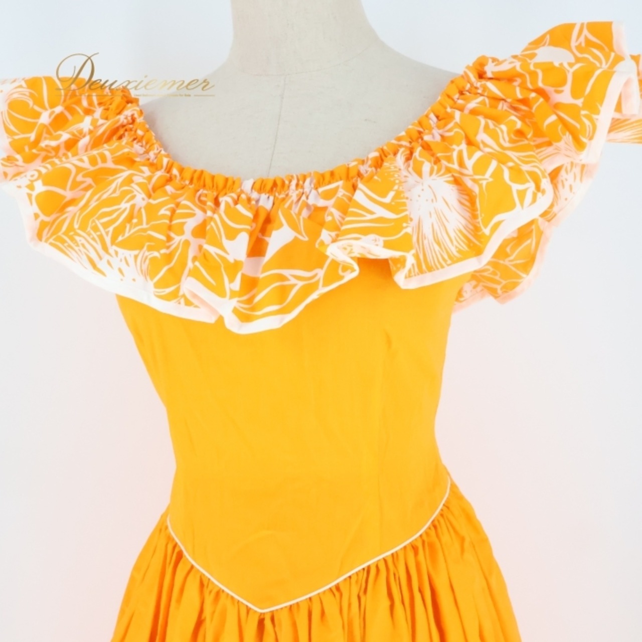 フラダンス 衣装 ワンピース ドレス メネフネプランテーション オレンジ系 MENEHUNE PLANTETION 日本製 フリル かわいい 華やか 鮮やか 明るい 橙 白 赤 ハワイアン アロハ ハワイアンプリント フラ ダンス レッスン 練習 おしゃれ