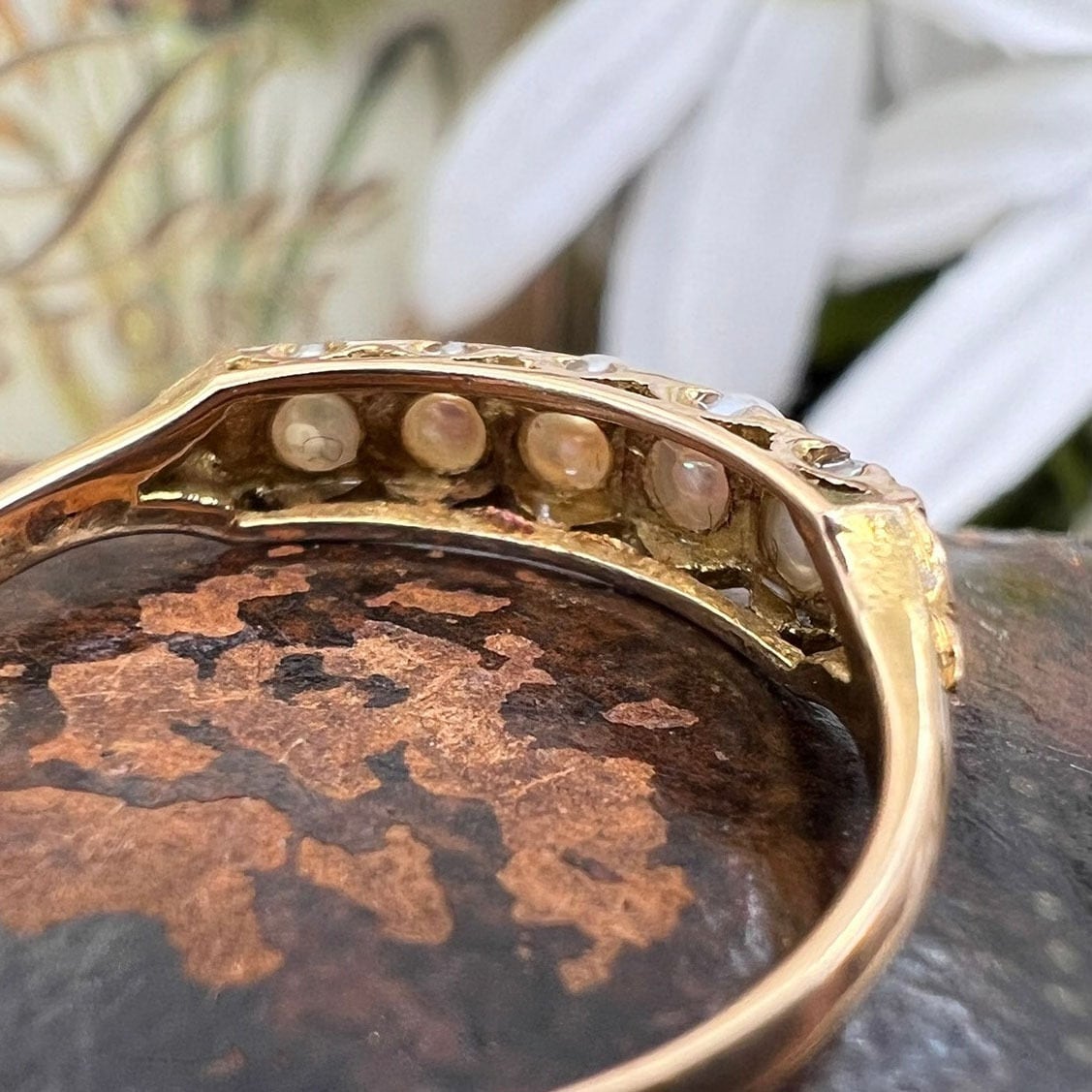 昭和レトロ デザイン リング K18 5珠 指輪 〜透かしがヨーロピアンな