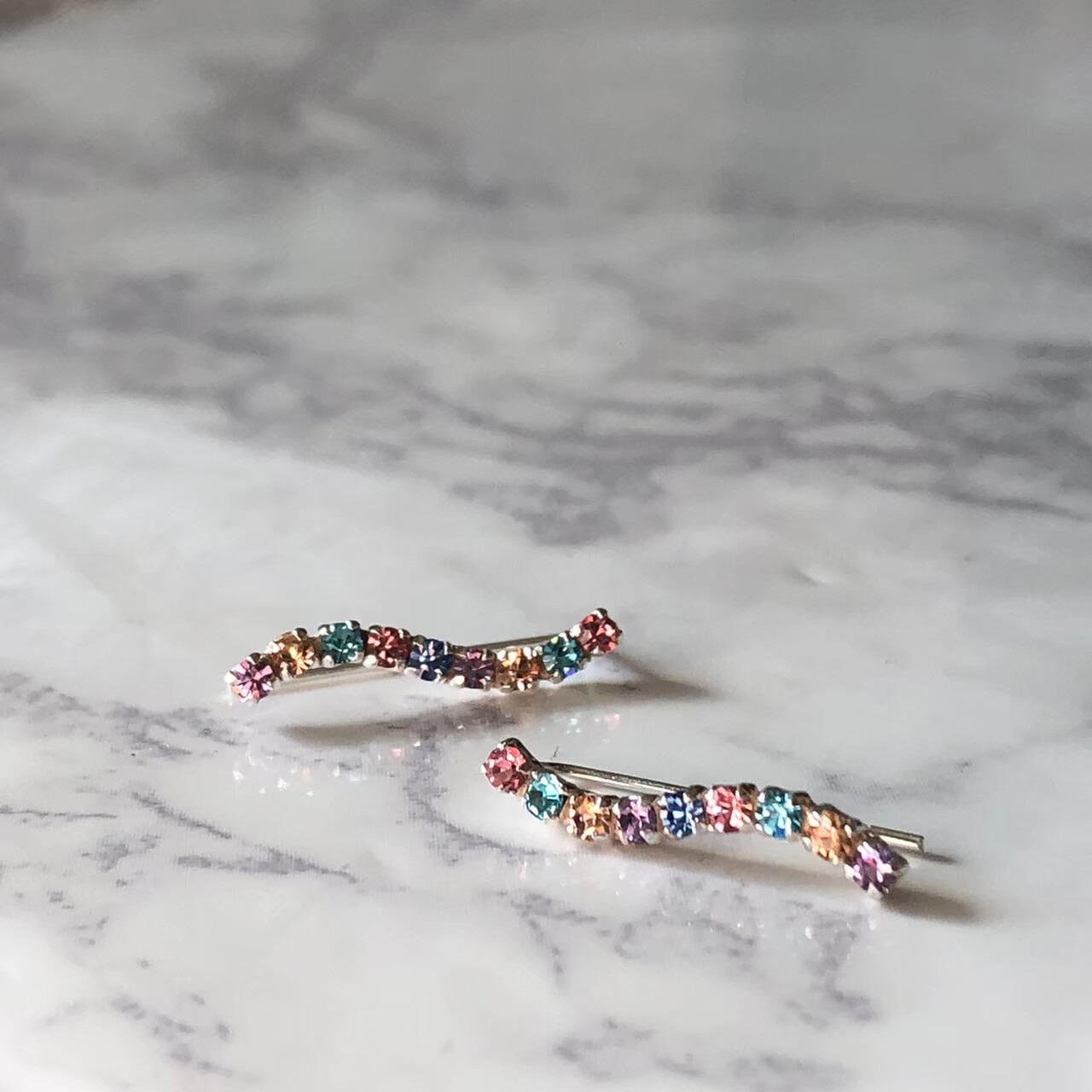 パステルレインボーのイヤーカフ