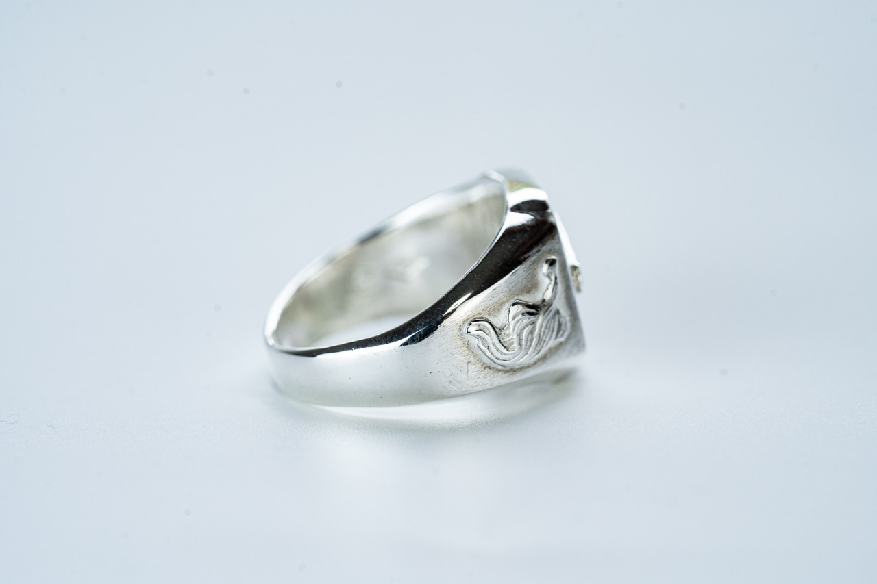 R-090 Square signet ring horsetail (SV hose)