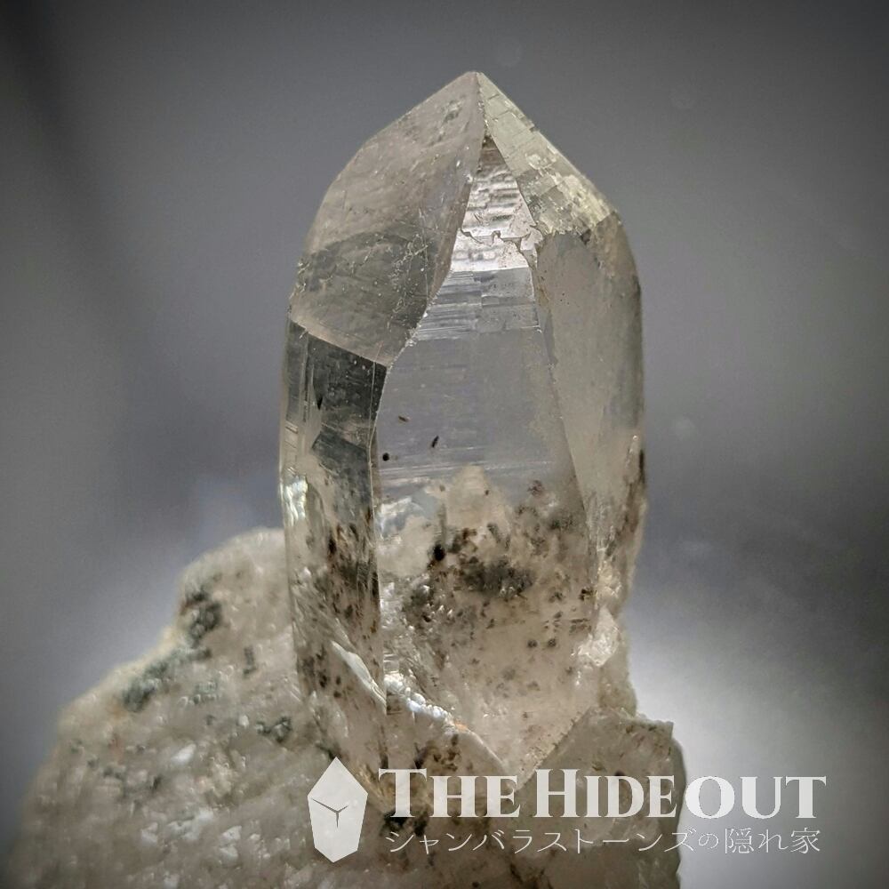 ヒマラヤ水晶オールドストック原石標本017 にょきっと生えている母岩