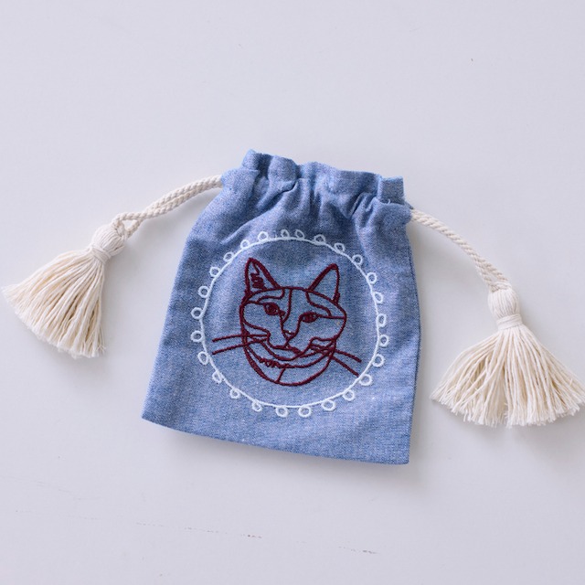 +HAyU （プラスハユ） 刺繍巾着 / ネコに真珠 Sサイズ ブルー WHAQG-0073