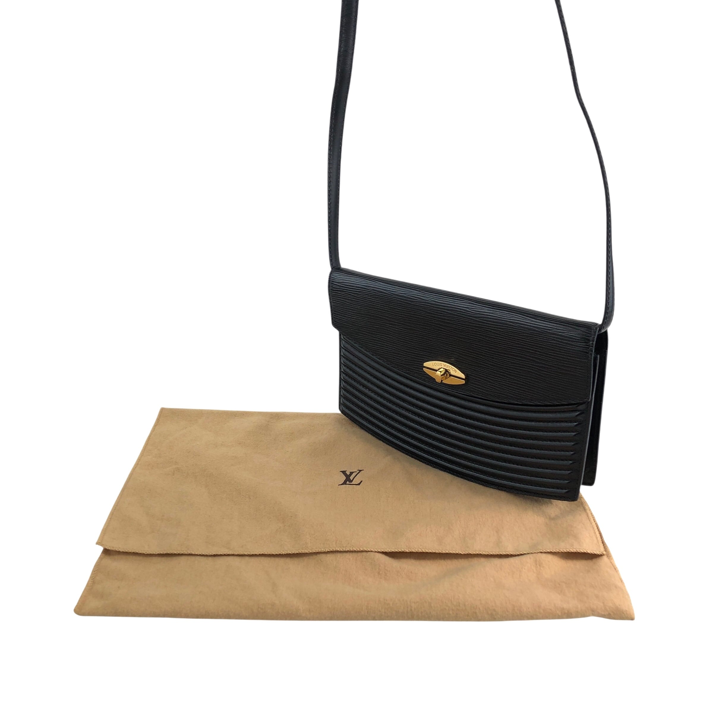 ぺ*ん様 ルイヴィトン　エピ　ショルダーバッグ LOUIS VUITTON ルイヴィトン エピ ショルダーバッグ ブラック ターン