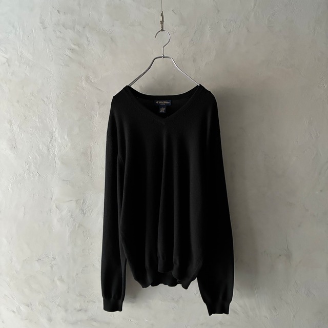 -Brooks Brothers- plain color V-neck knit sweater