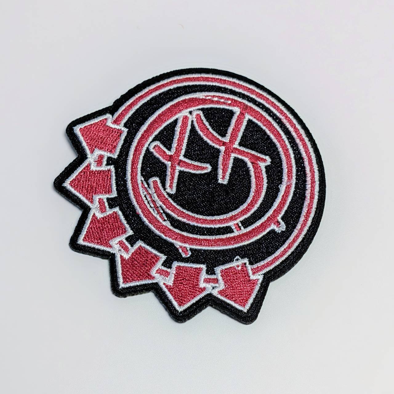 送料無料! ★刺繍アイロンワッペン★【 ブリンク 182 ( blink-182、ブリンク ワン エイティートゥー )】 〚アメリカン雑貨 アメトイ〛