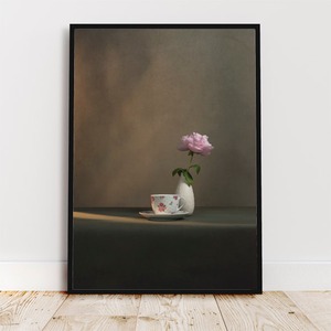 ティーカップとボタン / アートポスター 写真 2L〜 カラー 白黒 アートプリント 縦長 自然 花 フラワー ピンク 花瓶