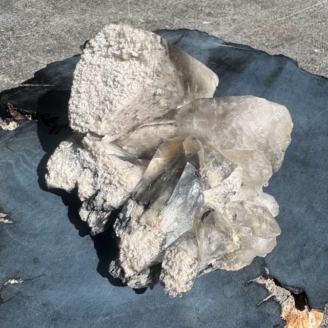 Black tourmaline and amphibole in quartz