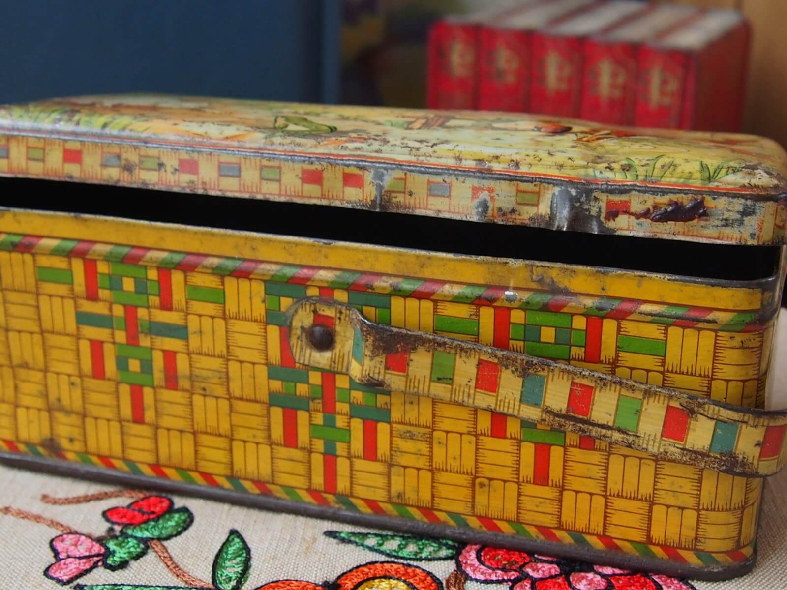 フランスアンティーク ハンドル付きお菓子缶 ビスケット缶 | Bonny Bee