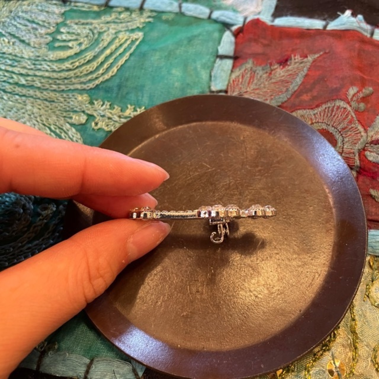 TOPANGA Jewelry Bijou art brooch Silver Cross / ビジューアートブローチ シルバークロス プレゼント プチギフト ジャケット 帽子 バッグ ニット キラキラ アクセサリー かわいい ファッション小物