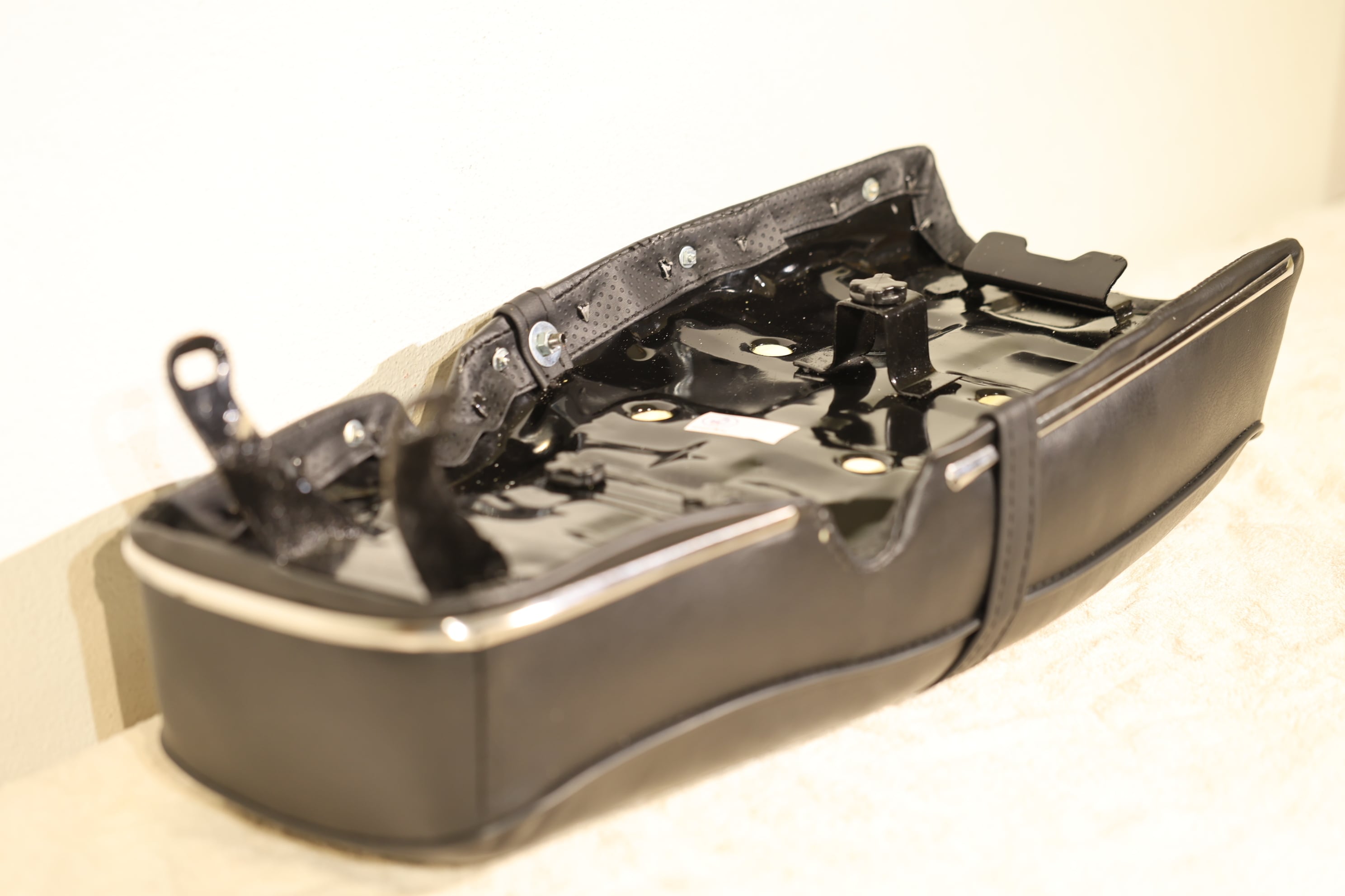 スズキ　k125 ダブルシート　タンデムシート（社外品） K125（後期型・mk2/3/4） タンデム・シート（黒・ふち有り） 社外品