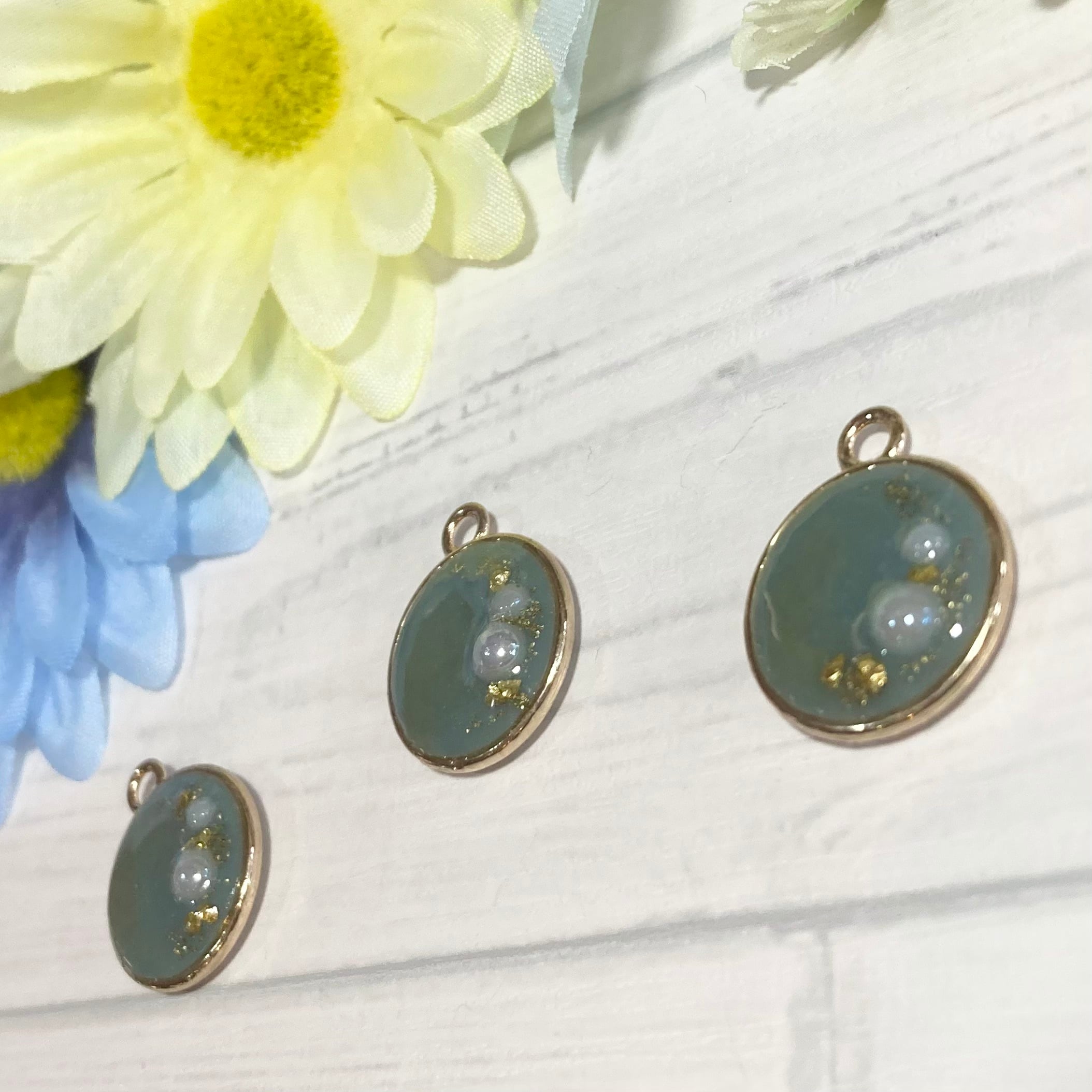 857可憐な♡レジンアクセサリー ロイヤルブルー マトリカリア ペンダントトップ 857可憐な♡レジンアクセサリー ロイヤルブルー マトリカリア