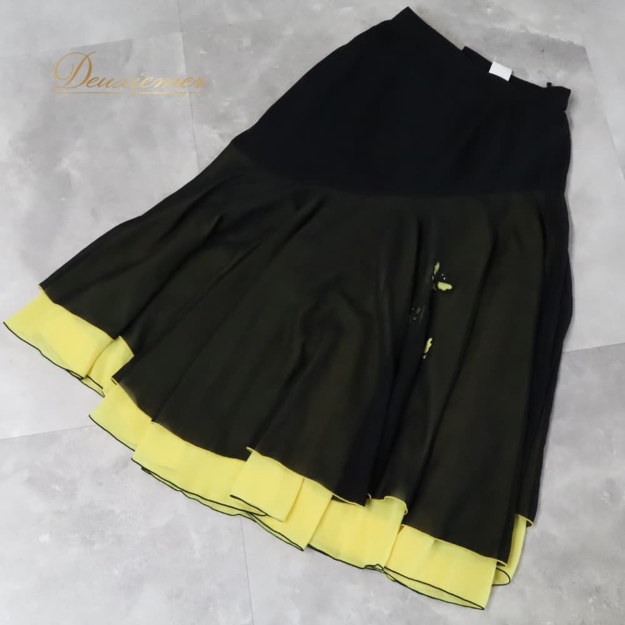 社交ダンス 衣装 クインスター スカート レッスンウェア ブラック系 黒 黄色 イエロー系 蝶々柄 上品 気品 エレガント かわいい 大人っぽい 華やか スタンダード モダン 練習着 練習用 レディース ダンス衣装 ダンス用品 競技ダンス ソシアルダンス ボールルームダンス ダンススカート スタンダード用 ドレス風 デザイン フリル ひらひら 蝶モチーフ 蝶柄 黒黄 コーデ 衣装ブラック イエロースカート 練習用ウェア 黒系 黄色系 華やか柄 エレガント柄 上品デザイン モダン練習 社交ダンスレッスン