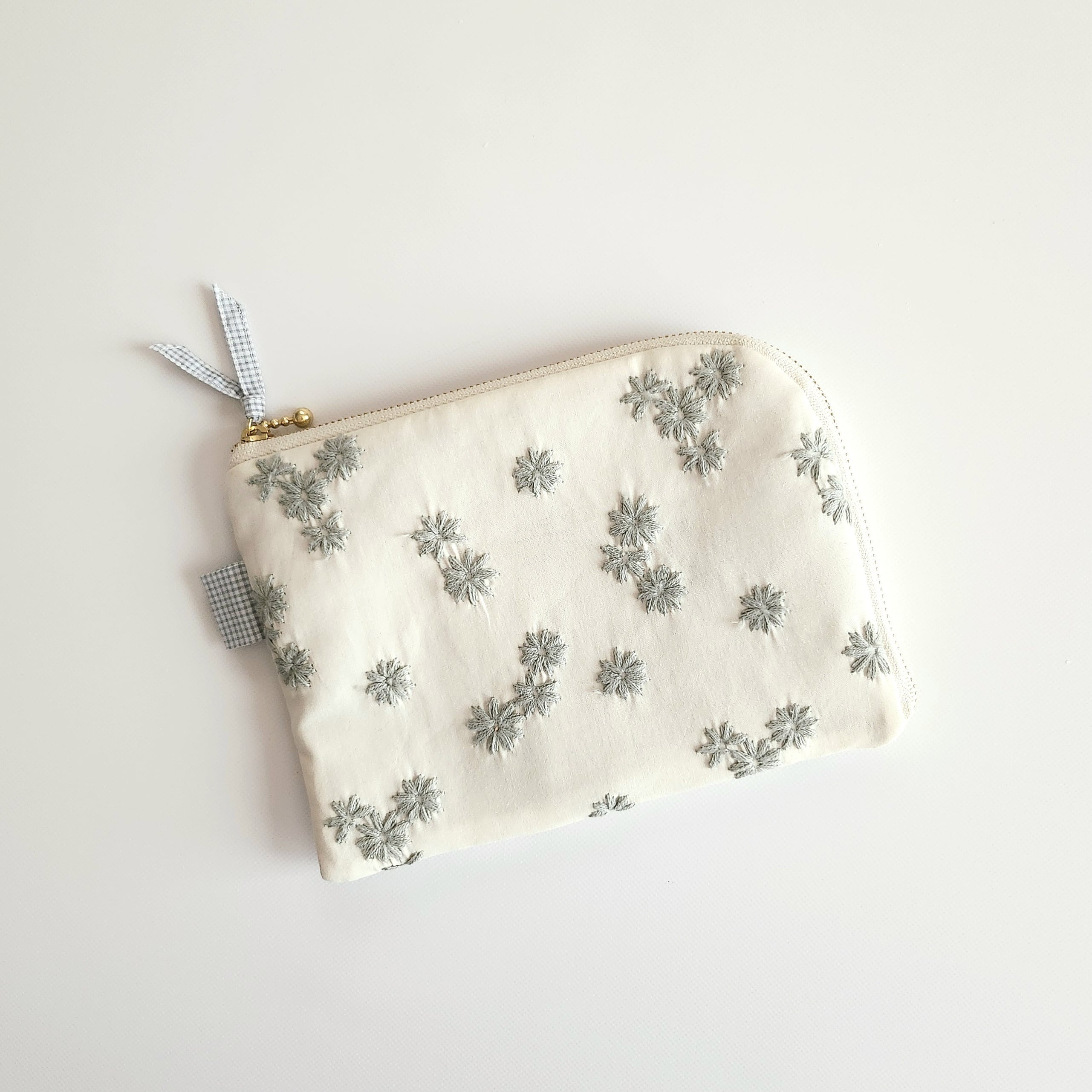 くすみカラー×デイジー刺繍のL字ファスナーポーチ/フラットポーチ/母子