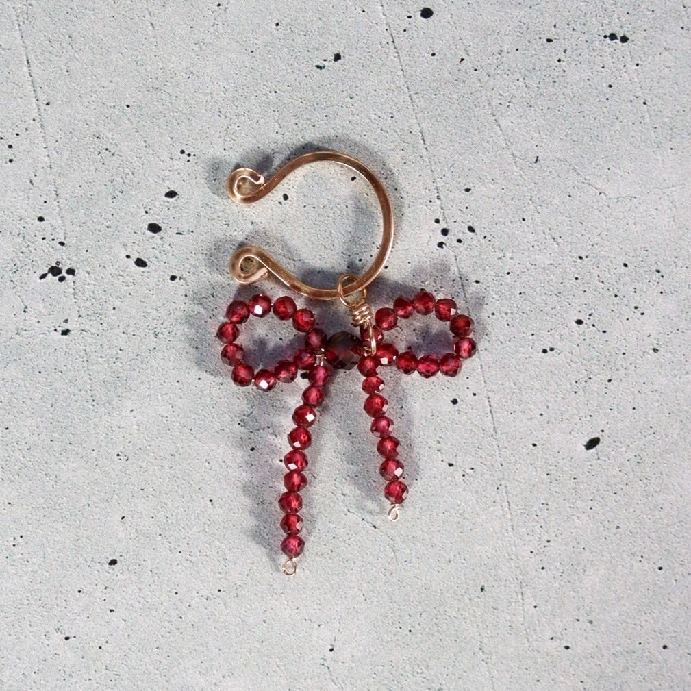 ‐ Birth Stone Ribbon - ear cuff ガーネット