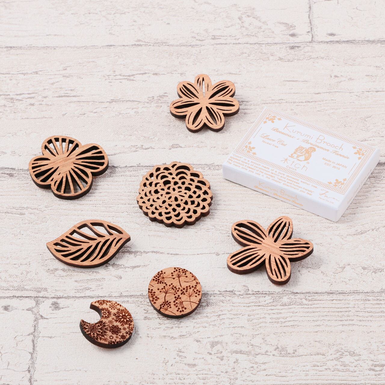 ブローチ コッチ 木tch アクセサリー 木製ブローチ クルミの木 かわいい おしゃれ ギフト プレゼント 可憐 雪の月 蓮 白丁花 クローバー マーガレット フォックスストロット Cotch Ac021