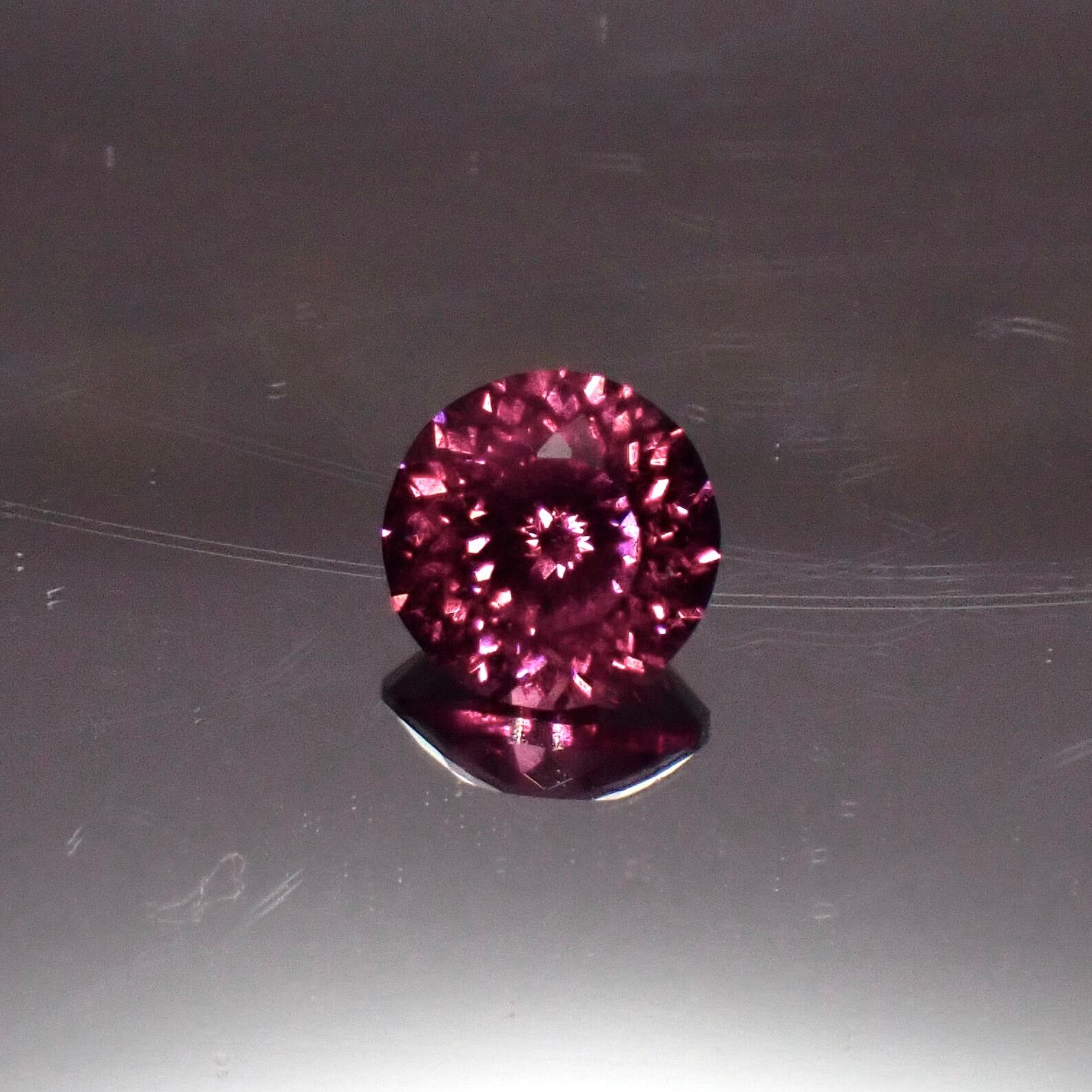 【Bright Brilliant Cut™️ “129 Facets”】紫が宿す神秘、光の結晶 0.72ct 天然ロードライトガーネット