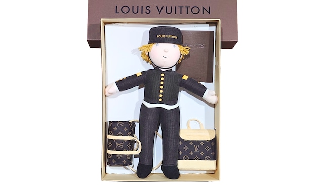LOUIS VUITTON ルイヴィトン LV マスコット グルーム ベルボーイ ポーター モノグラム 旅行カバン 人形 ぬいぐるみ 2013年 限定ノベルティ