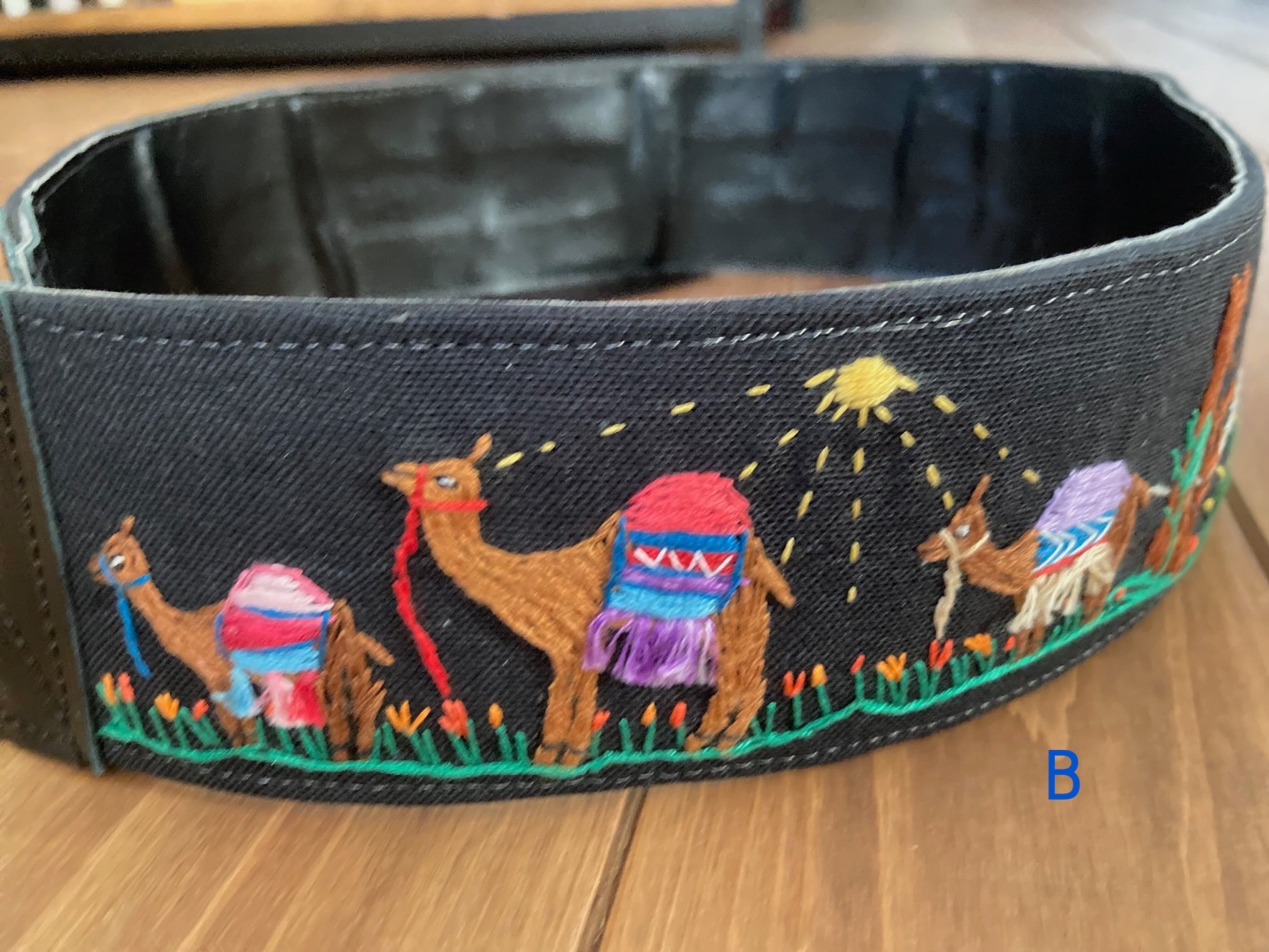 【20%オフ:ラクダとオアシスモチーフの手刺繍ベルト】