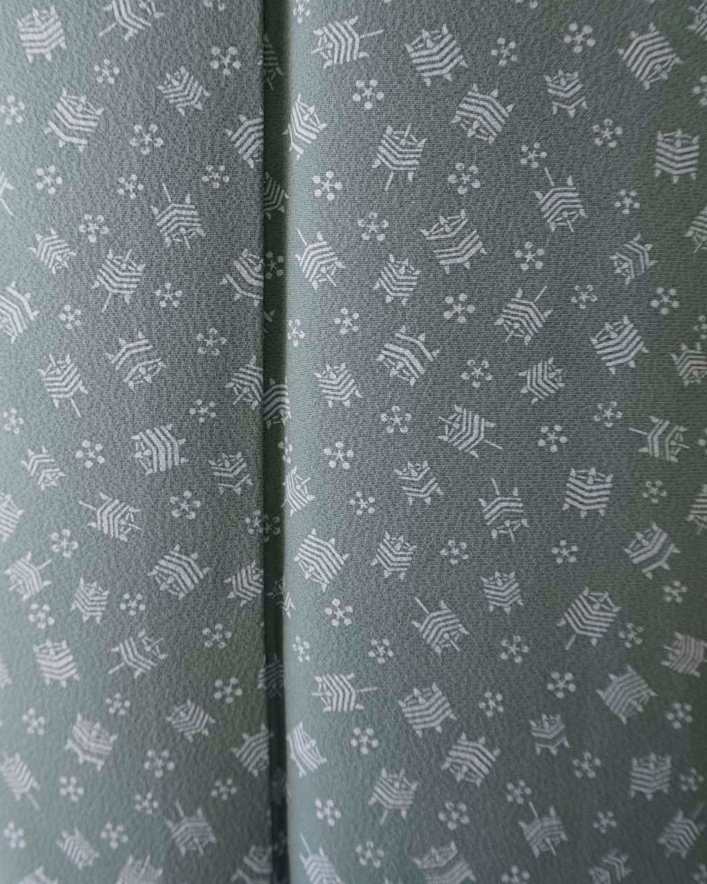 【袷】錆浅葱地 糸巻き・梅鉢文 小紋