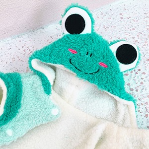 【PET】秋冬2色展開裏起毛面白いカエル型立体感ある帽子付き防寒効果抜群ロンパース
