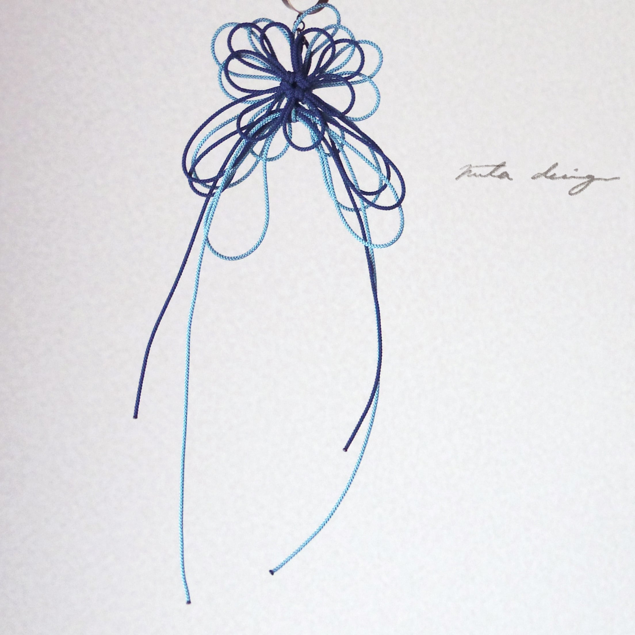 かたっぽイヤーカフ「ささら、映」(濃青×縹)