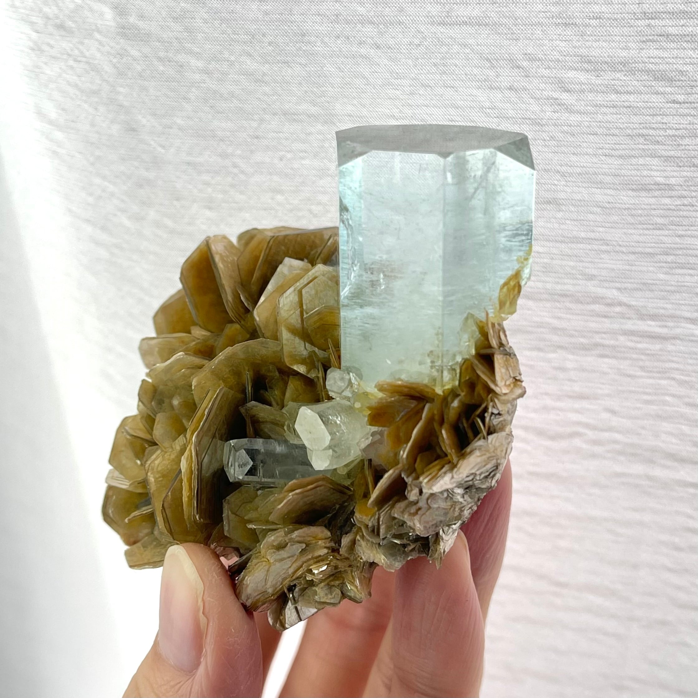アクアマリン / マスコバイト 【Aquamarine with Muscovite