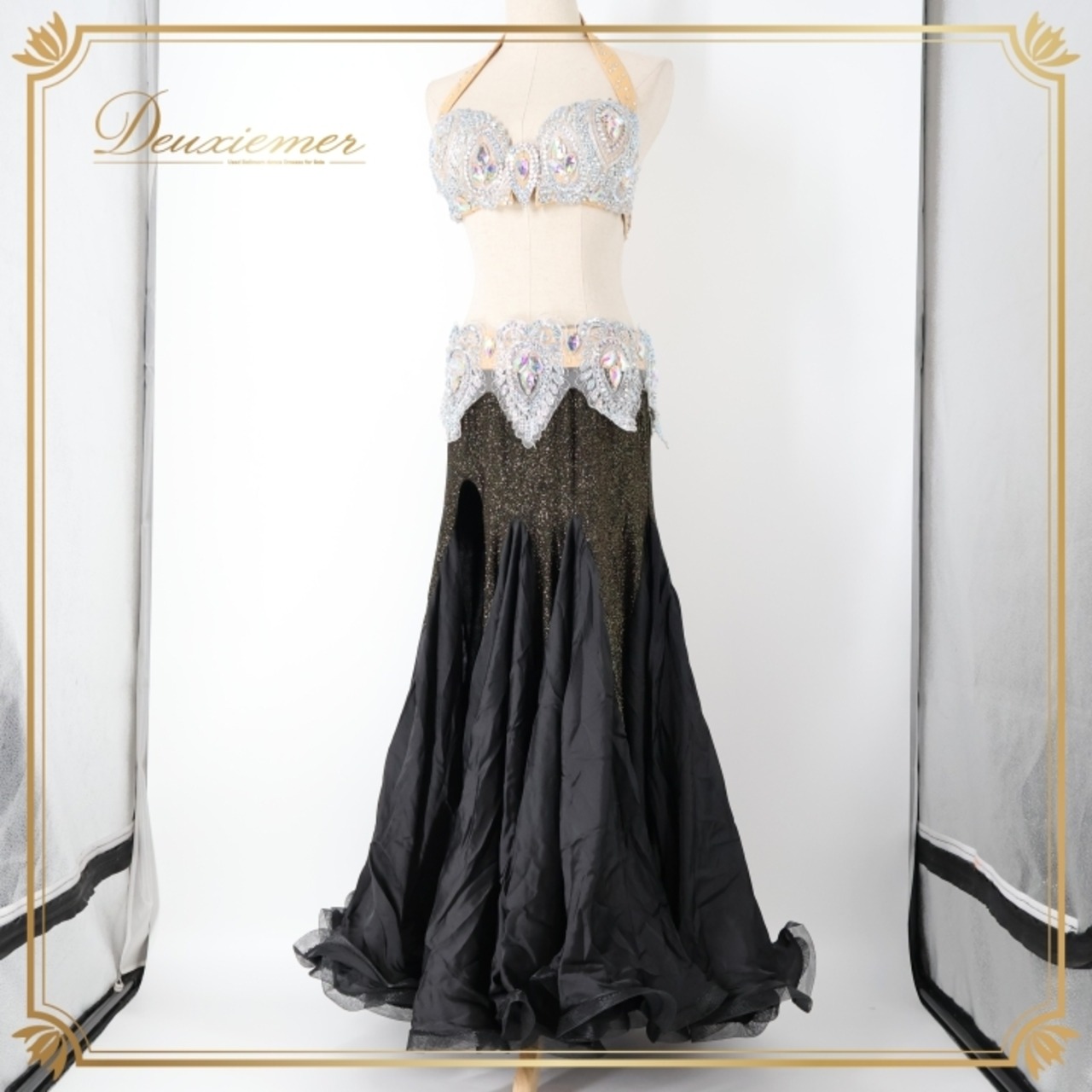 ベリーダンス オリエンタル 衣装 上下セット ブラック系 トップス スカート ベルト ベール アーム アーム飾り 腕飾り ラインストーン 黒 赤 スリット ラメ キラキラ 豪華 装飾 華やか かっこいい ダンス衣装 ステージ イベント シルバー系 レッド系