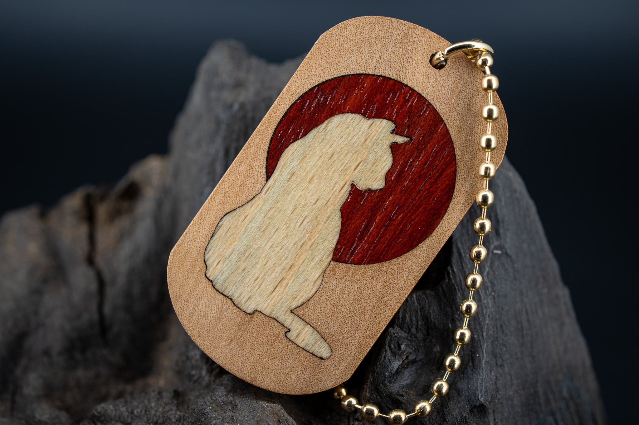 【茶花の女王】椿 ドッグタグ 木象嵌 横を向く上品な猫