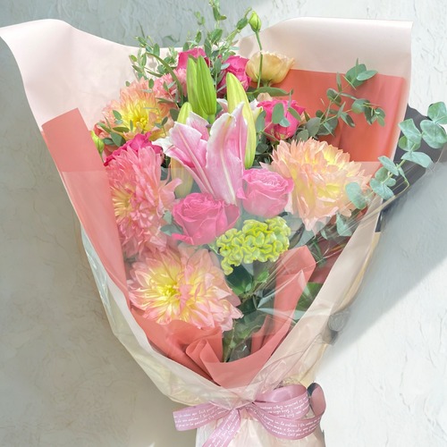 【季節のお花】ピンクのユリ入り花束 画像