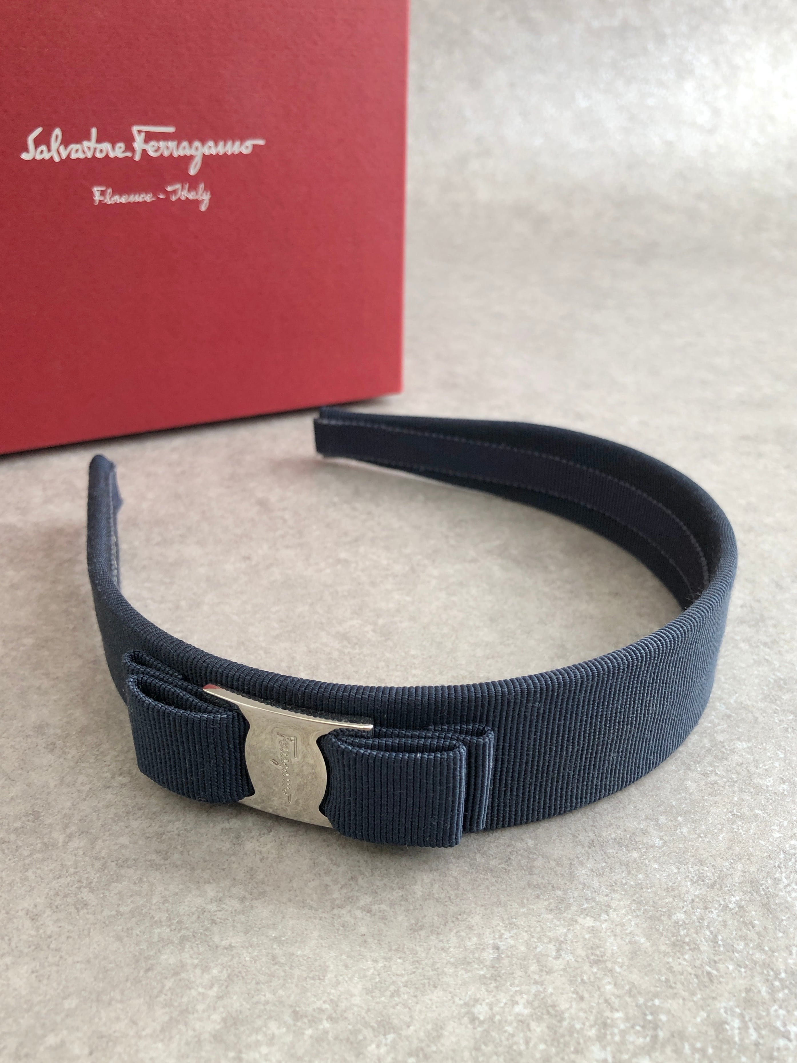 サルヴァトーレフェラガモ カチューシャ ネイビー Ferragamo