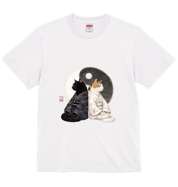 「陰陽に寄り添う、三毛の雅」 Tシャツ 半袖 /"Elegant Calico Cat Embracing Yin and Yang" T-shirt (Short Sleeve)
