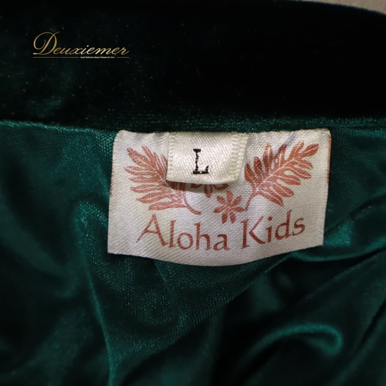 フラダンス 衣装 Aloha Kids アロハキッズ ツーピース セットアップ 上下セット グリーン系 緑 ベロア生地 光沢感 高級感 フリル フレアスカート ハワイアン アロハ フラ ダンス レッスン 練習 ハワイアンダンス 無地 シンプル 華やか 鮮やか かわいい おしゃれ 上品 大人っぽい