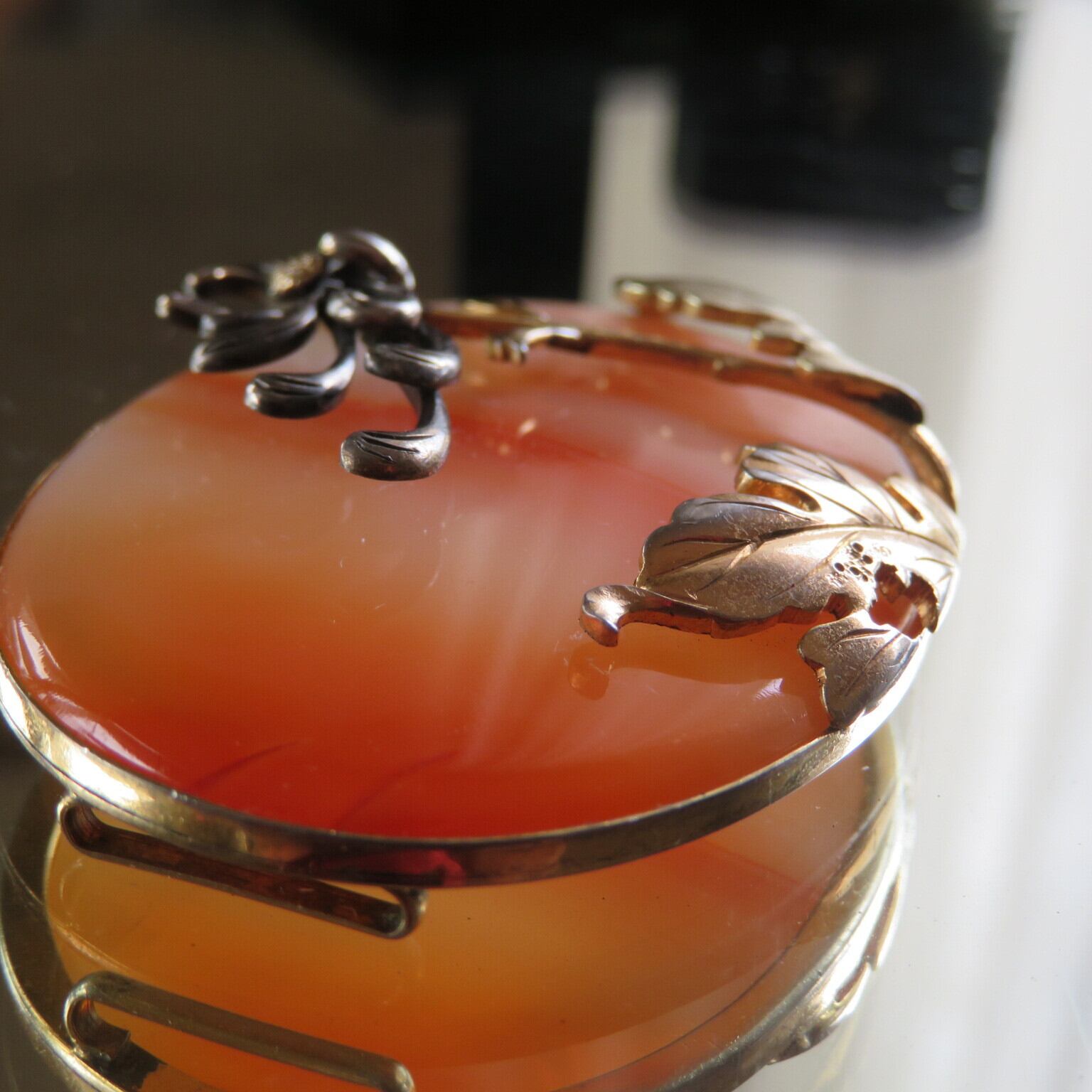 アンティーク　瑪瑙の月に立ち菊の帯留め