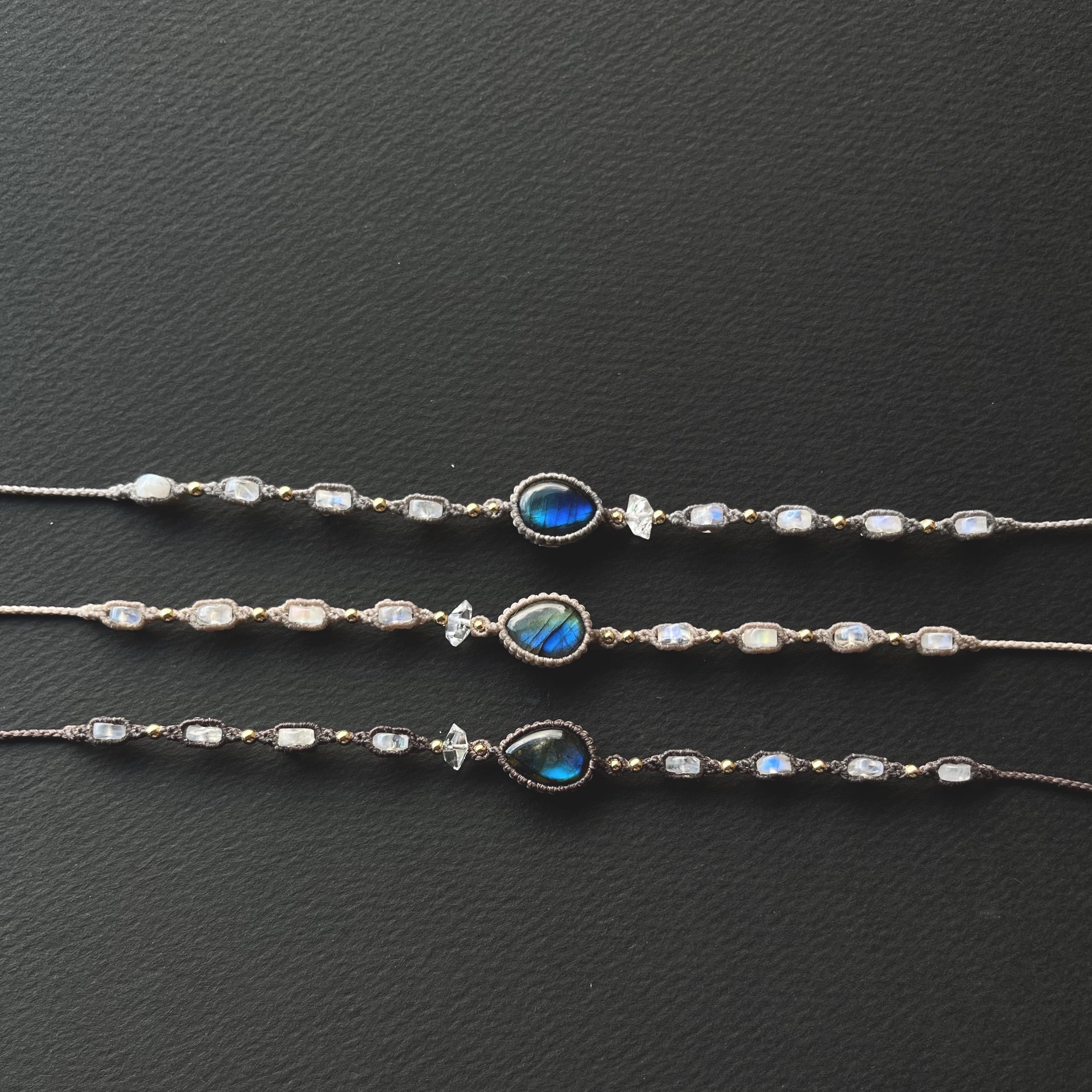 ラブラドライトとハーキマー水晶のマクラメ編み 天然石ブレスレット