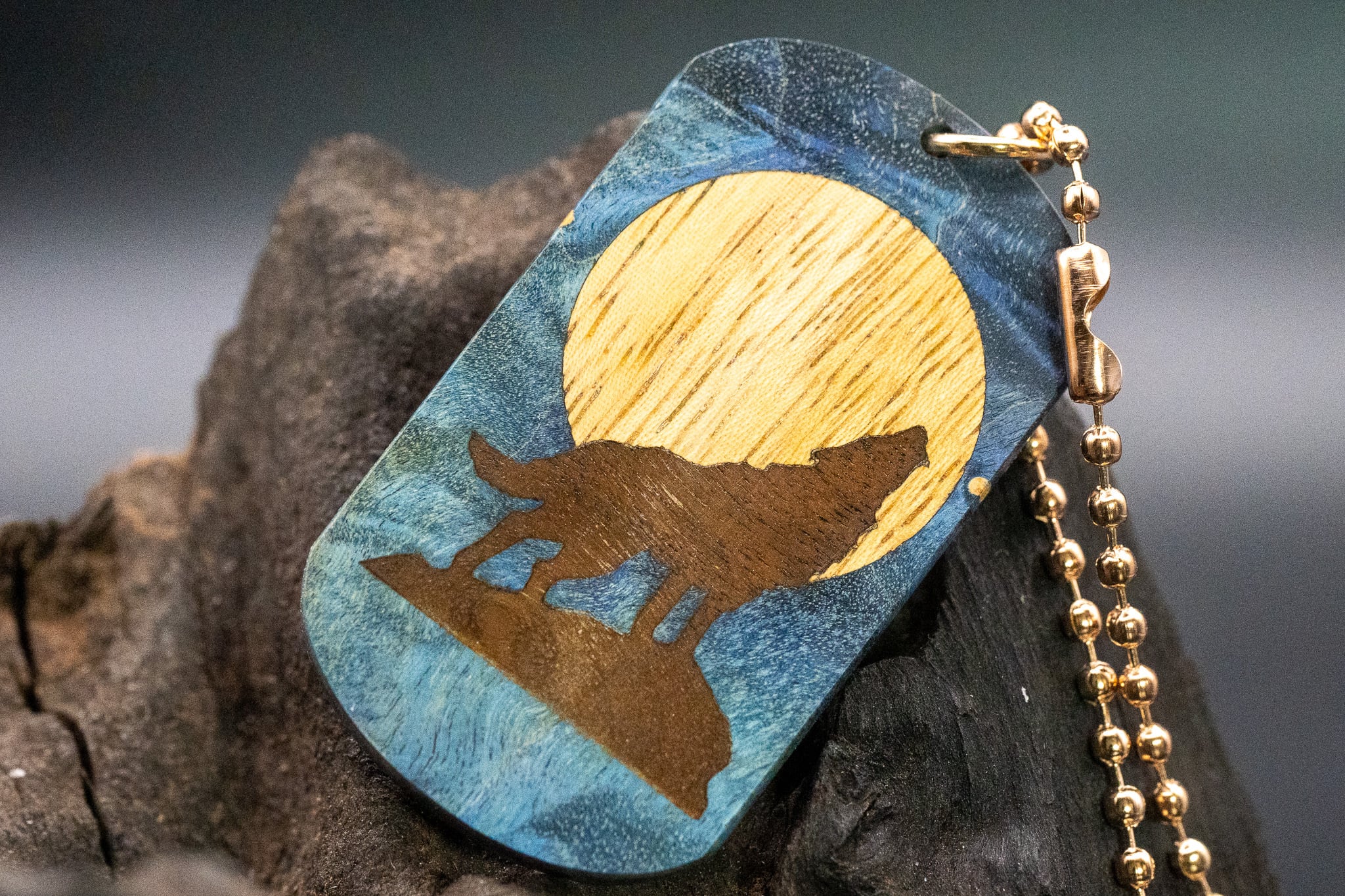 【カナダの象徴】ハードメープル スタビライズウッド ドッグタグ 象嵌 月と狼