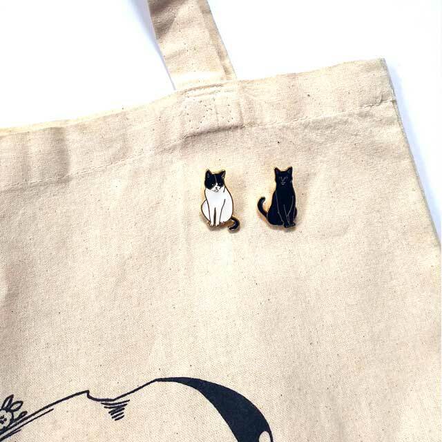 非売品ピンバッジ　額装　犬125種＋猫25種 箱猫ピンバッジ（顔） | Hakoneco Store