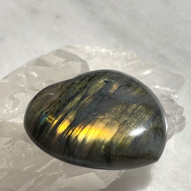 【超美石】マゼンタカラー、ピンク、オレンジゴールド　ラブラドライト　ハート　握り石　1182