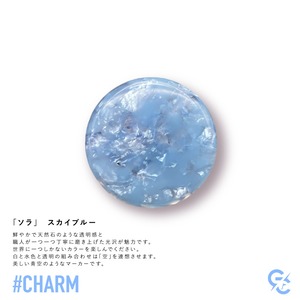 ＃CHARM / モデル名：ソラ（スカイブルー）/帽子と芝に映えるアセテートマーカー