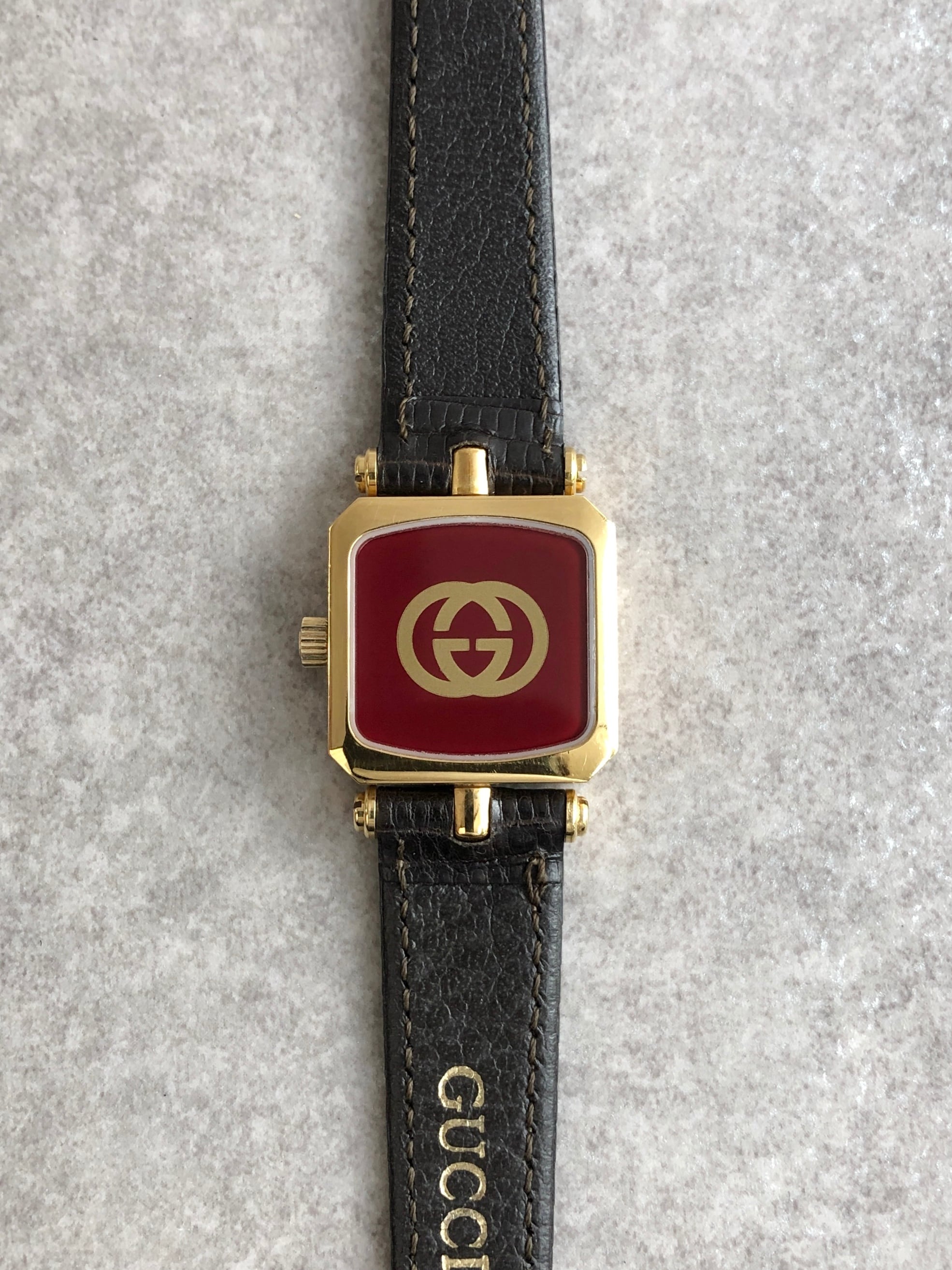 GUCCI グッチ シェリーライン 腕時計 ゴールド×ブラック スクエア