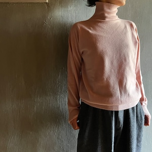 MITTAN | ウルグアイウールタートルセーター KN-21 薄々紅