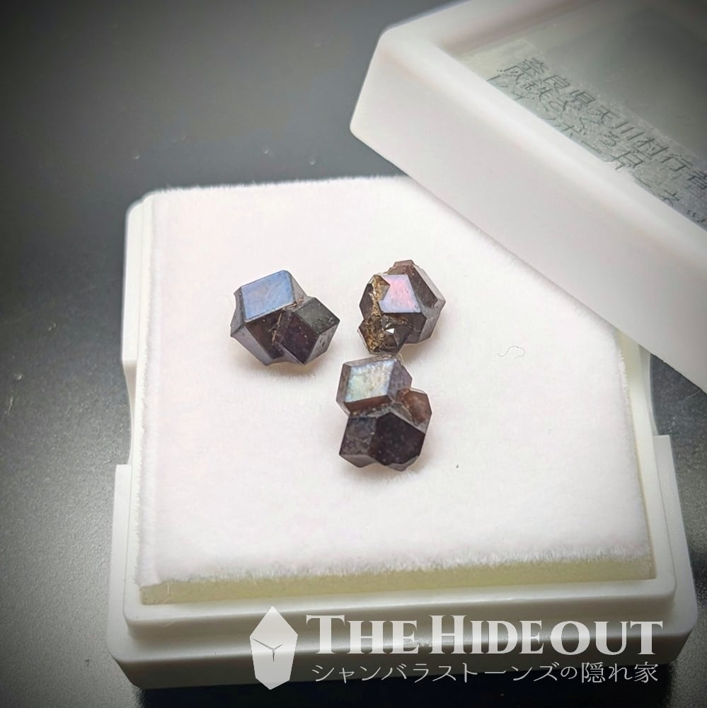 日本国産鉱物標本015 鳥取県三朝町煙水晶（スモーキークォーツ）母岩に