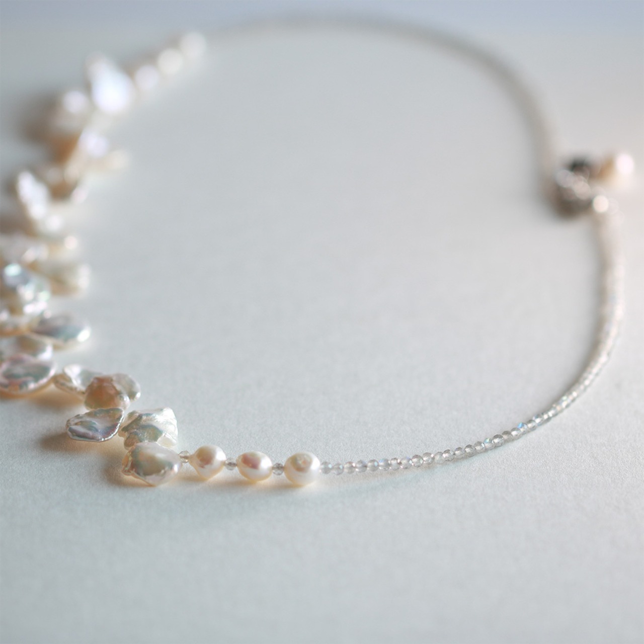 淡水パールとラブラドライトが絶妙 ほどよいボリューム感がいい感じ！花びらパールネックレス ne1155