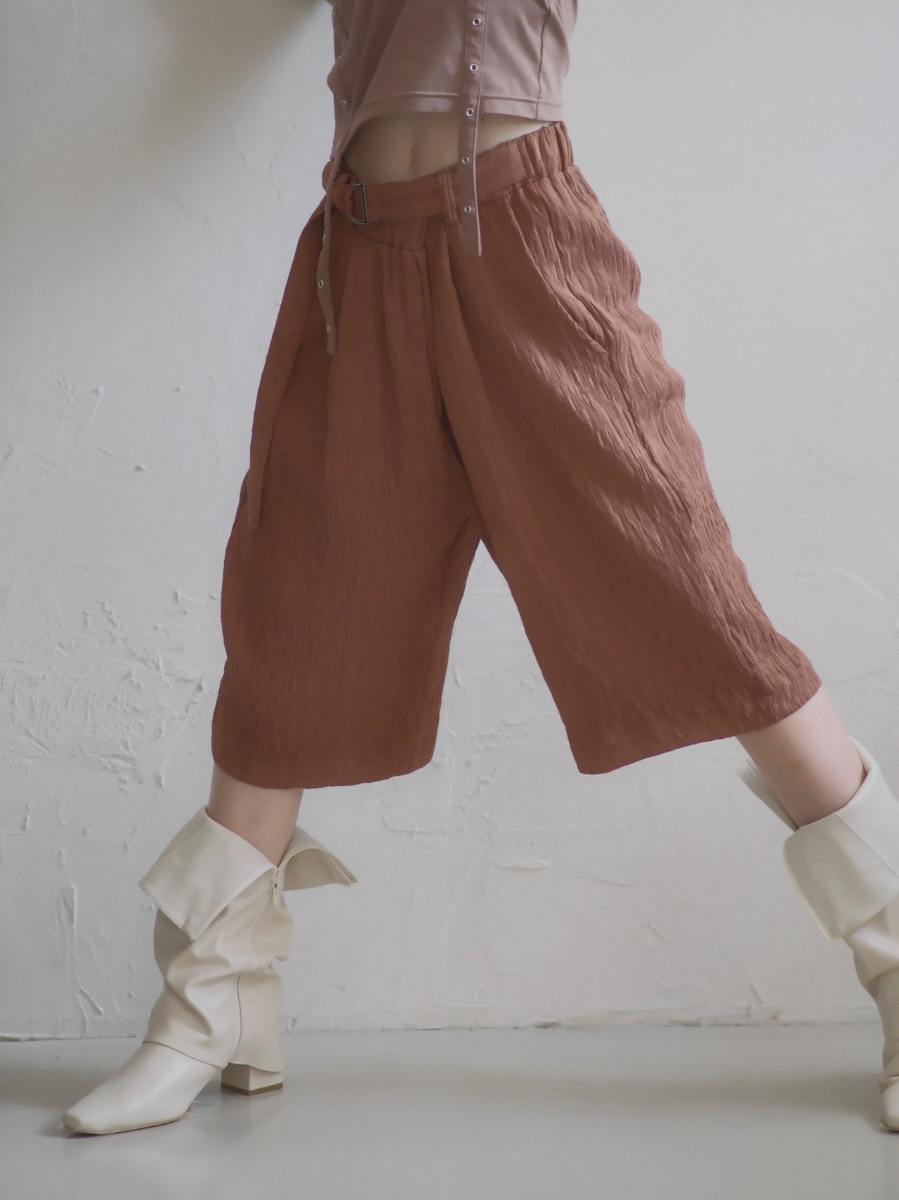 Crinkle Textured Belted Shorts / BROWN - 1