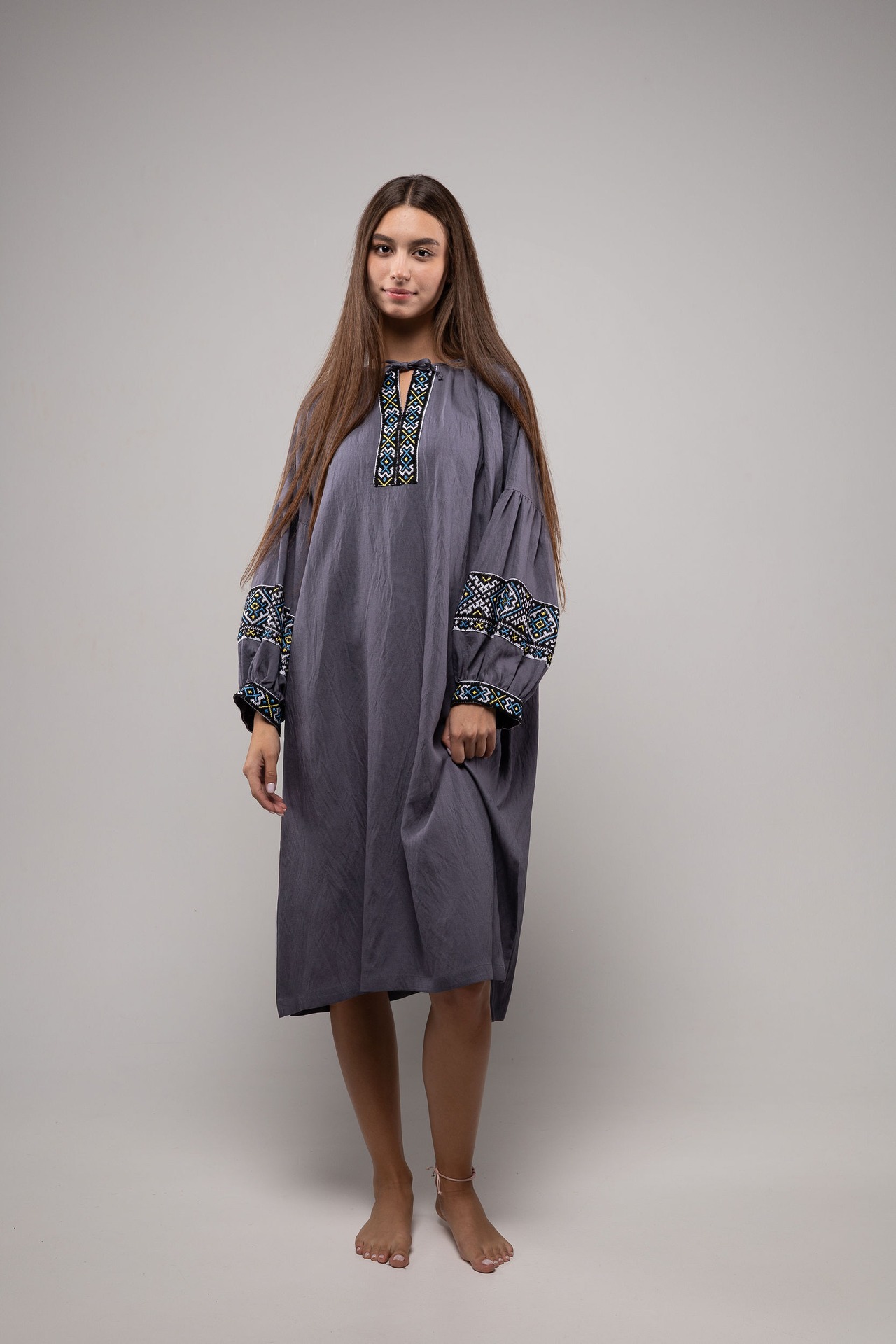 ウクライナ刺繍ヴィシヴァンカ グラージュ・ニジンカ（平行縫い）　手刺繍　ワンピース　麻　レディース・フリーサイズ - 20