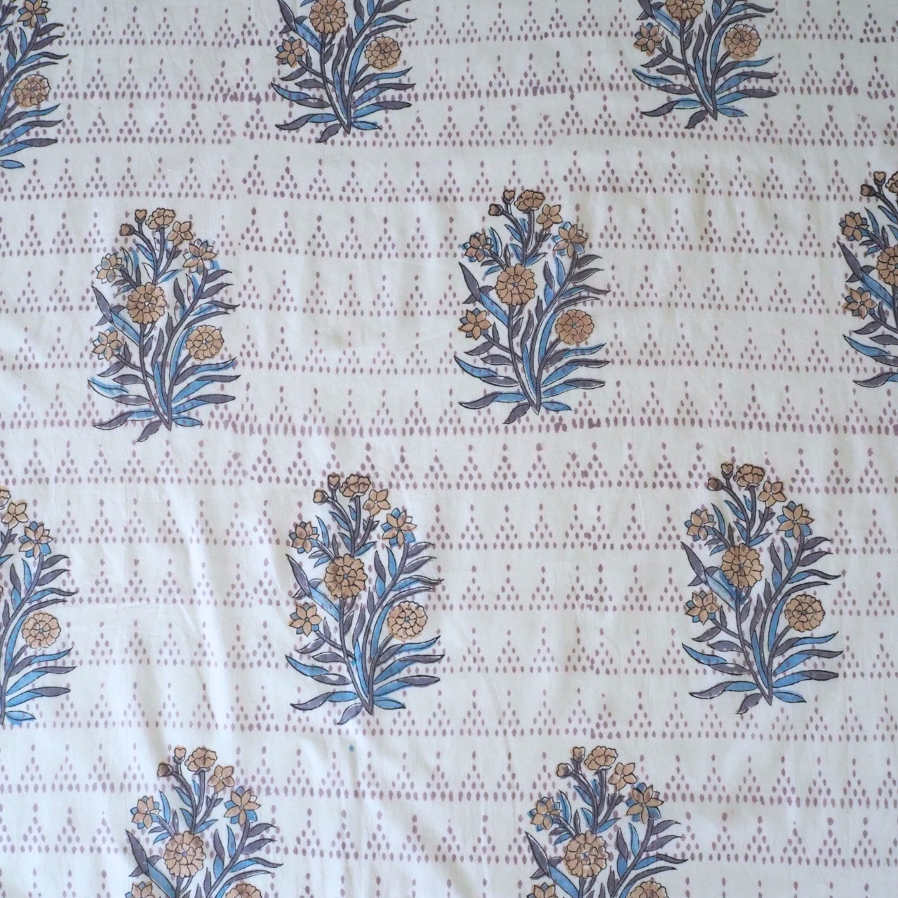 ブロックプリント生地【50cm単位】インド綿 花柄(大) 白×くすみパープル #41582-WT4