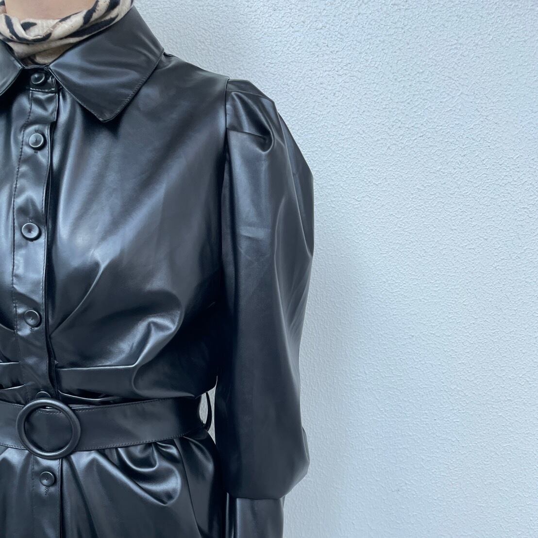 フェイクレザーパフショルダーワンピース_LN0609