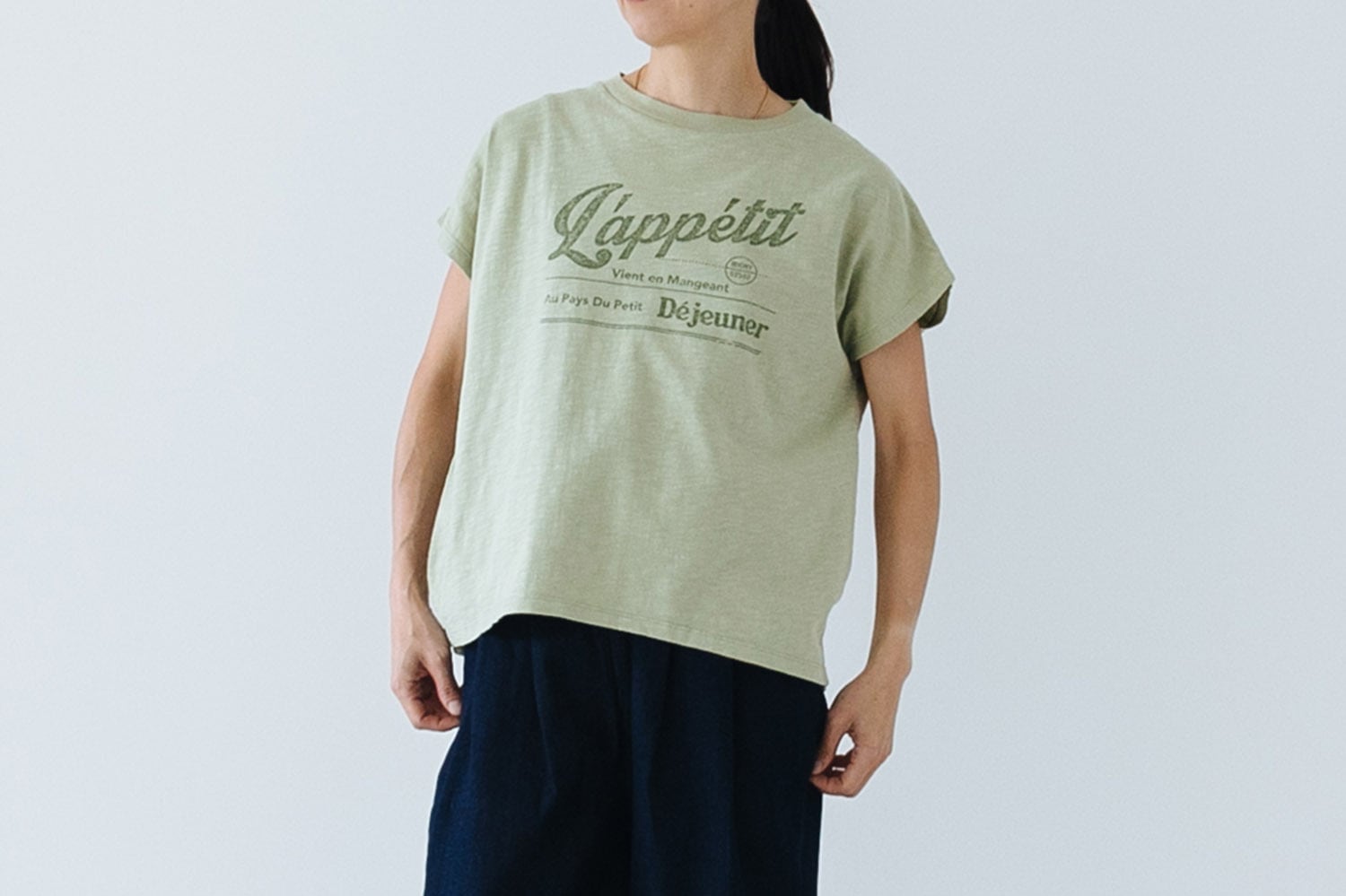 ソフトスラブ フレンチスリーブプリントTEE "L'appetit vient en mangeant"