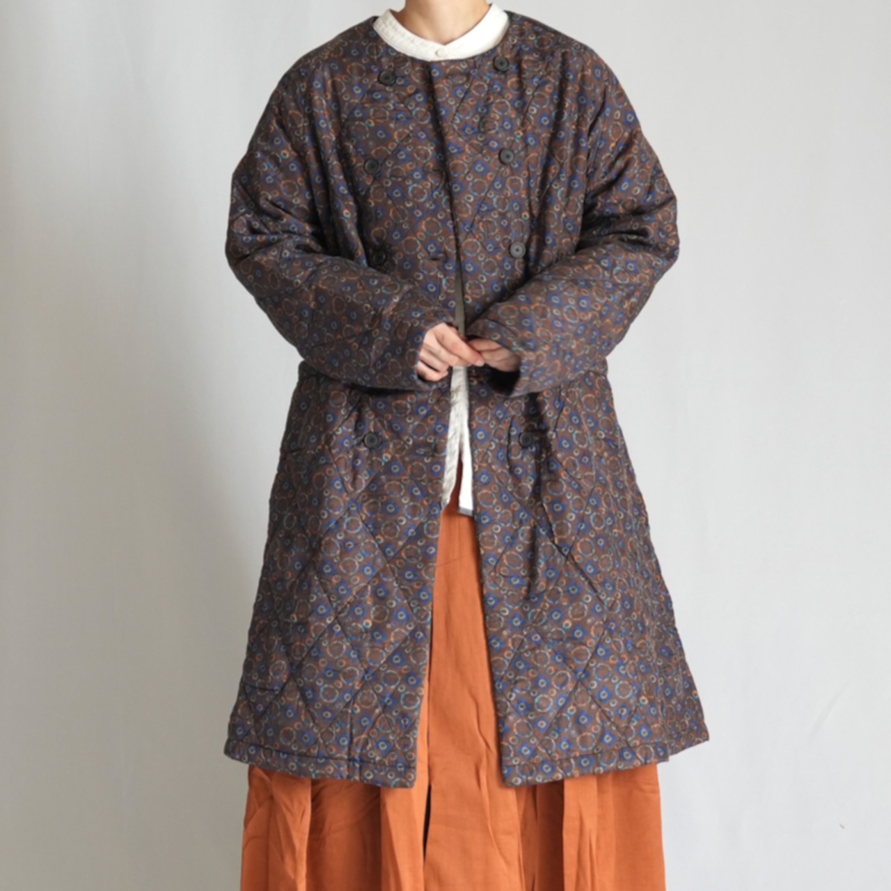 maison de soil（メゾンドソイル）シルクプリント×キルティング ノーカラー ダブルコート